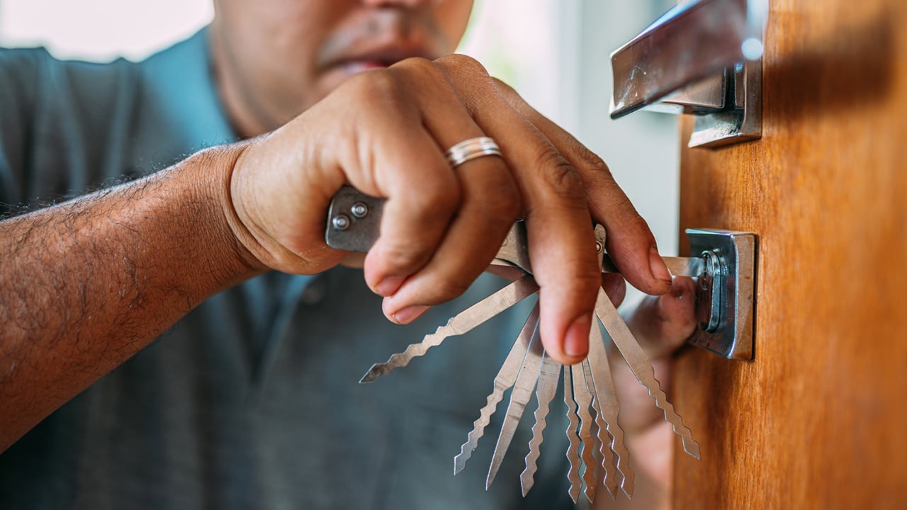 obtenez rapidement un devis serrurerie sur mesure pour tous vos besoins : installation, d&eacute;pannage, ouverture de porte, changement de serrure. service rapide, tarifs transparents.