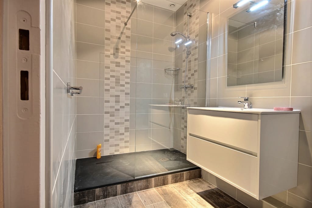 confiez la r&eacute;novation de votre salle de bain &agrave; nos experts pour un espace moderne, fonctionnel et &eacute;l&eacute;gant. conseils personnalis&eacute;s, mat&eacute;riaux de qualit&eacute; et finitions soign&eacute;es. demandez votre devis gratuit !