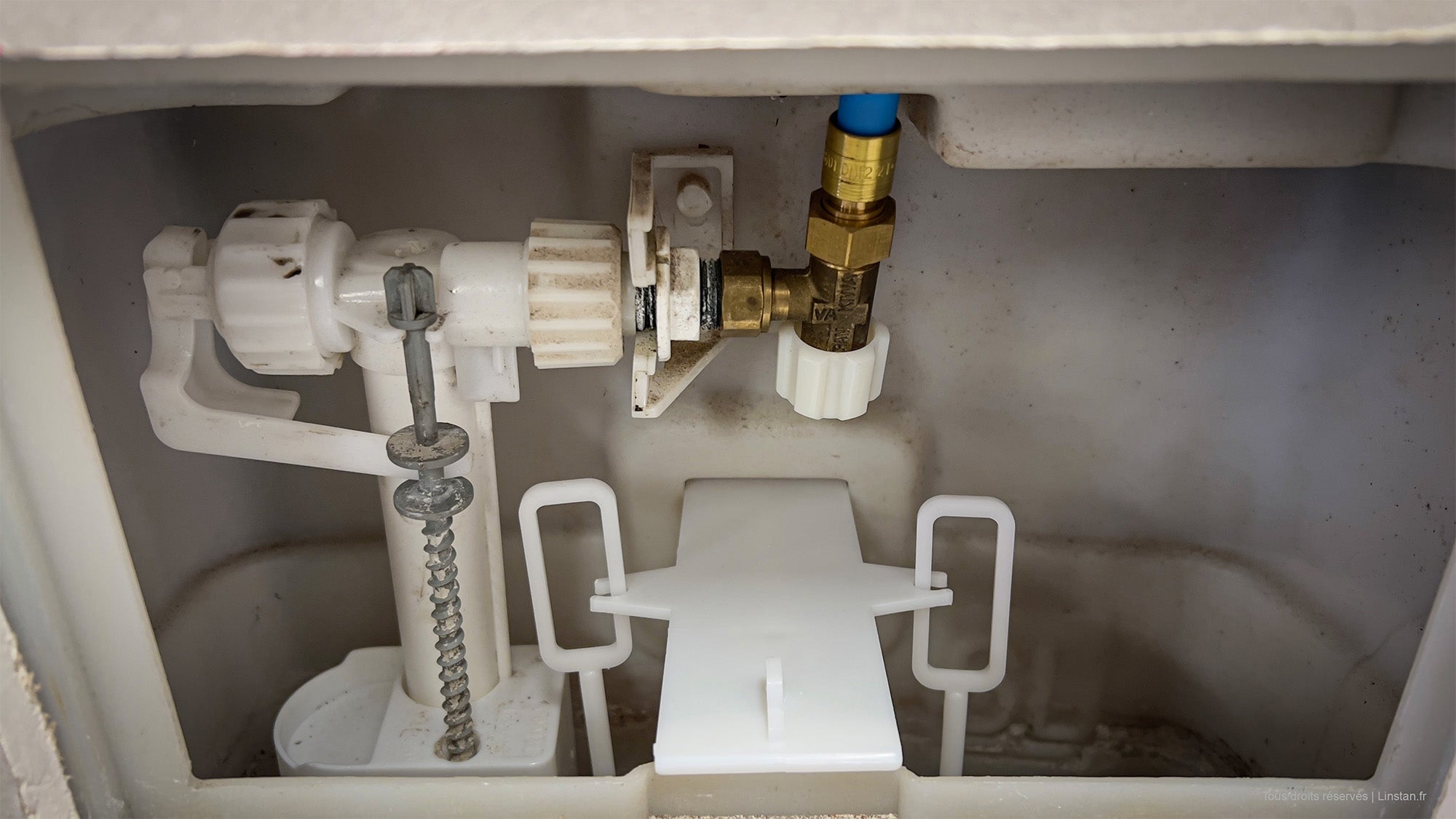 besoin de r&eacute;parer votre chasse d'eau &agrave; vanves ? profitez d'un service rapide, efficace et garanti par des plombiers professionnels. devis gratuit et intervention en urgence !