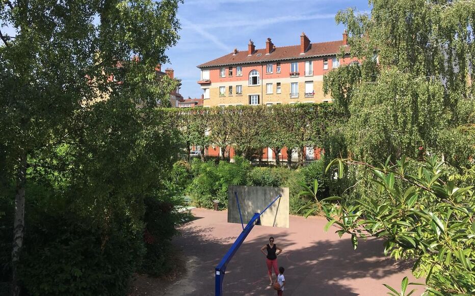 d&eacute;couvrez comment vanves favorise la croissance locale gr&acirc;ce &agrave; ses initiatives &eacute;conomiques, ses commerces dynamiques et l&rsquo;engagement de sa communaut&eacute;. valorisons ensemble le d&eacute;veloppement de notre ville !