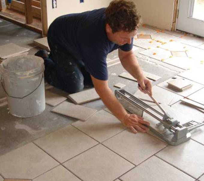 d&eacute;couvrez le prix au m&sup2; d&rsquo;un carreleur en france : tarifs moyens, facteurs qui influencent le co&ucirc;t et conseils pour estimer vos travaux de carrelage.