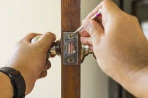 besoin d'un serrurier en urgence à vanves ? intervention rapide 24h/24 et 7j/7 pour toute ouverture de porte, changement de serrure ou dépannage. devis gratuit, service fiable et tarifs transparents.