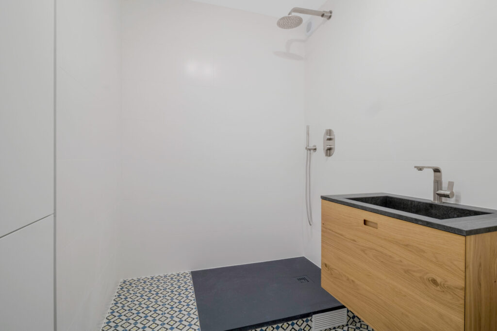 découvrez nos services experts de rénovation de salle de bain à paris pour transformer votre espace en un lieu moderne et fonctionnel. devis rapide et personnalisé.